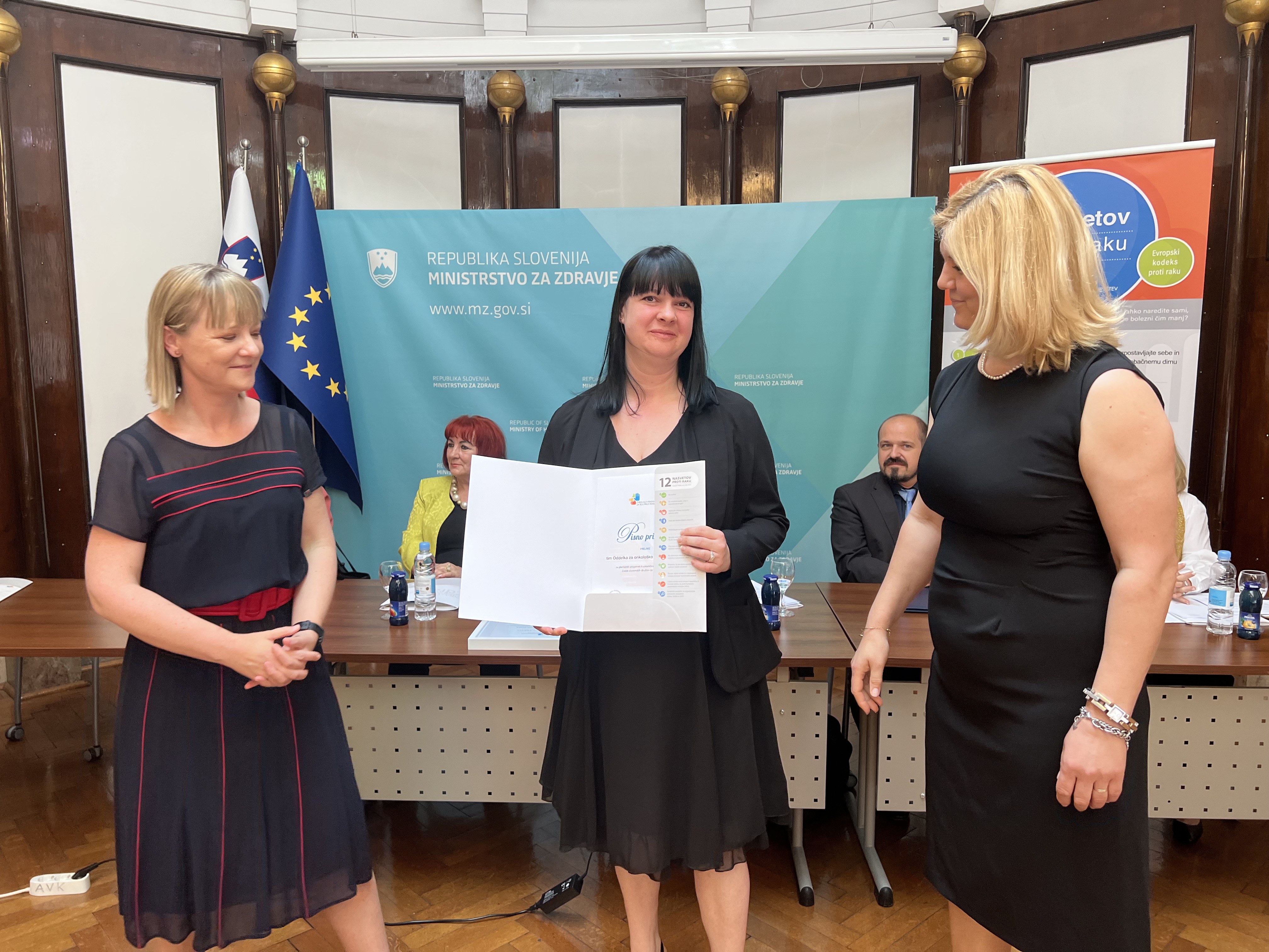 Natalija Klopčič in Svetlana Novak - Tim Oddelka za onkološko klinično genetiko OIL - prejemnice pisnega priznanja Zveze